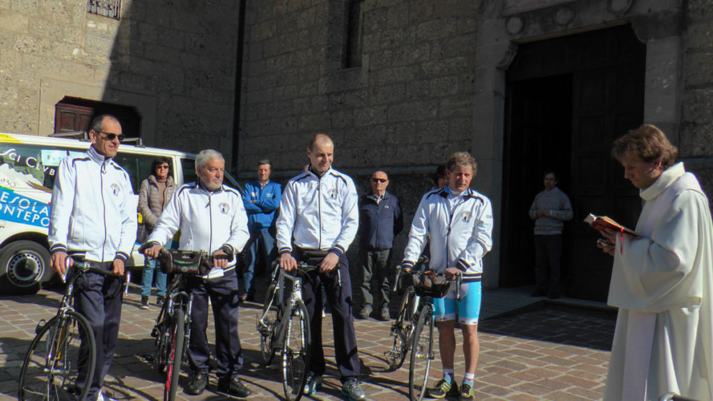 I ciclopellegrini con il parroco di Ponte Nossa don Alessandro Angioletti