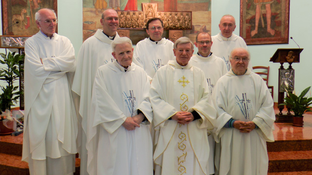 Don Martino con i sacerdoti presenti alla messa