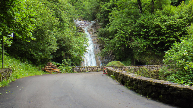La strada e, sullo sfondo, il torrente Vervé