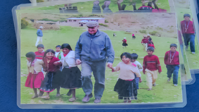 La foto ricordo di monsignor Gelmi che si trovava questa mattina fuori dalla Basilica di Gandino