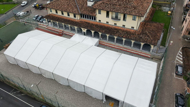 La maxi tensostruttura montata nel campo dell'oratorio