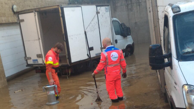 Motopompa e uomini della Croce Blu di Gromo al lavoro a Treviolo