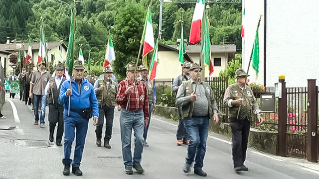 Gli alpini sfilano per le vie del paese