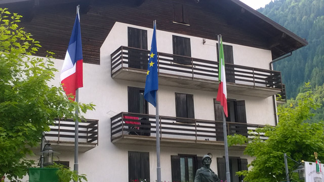 L'alzabandiera accompagnato dagli inni