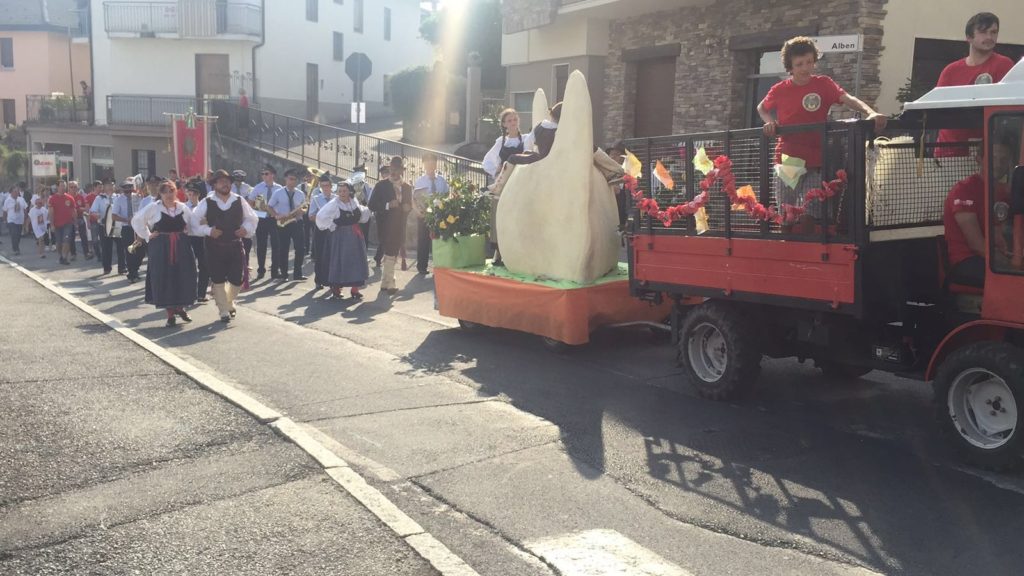 Parre il grande scarpinocc in corteo