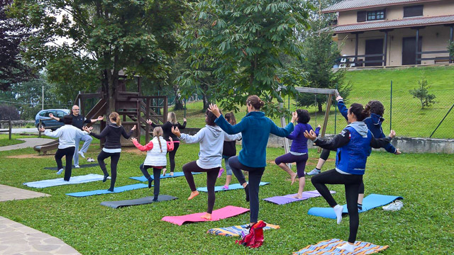 Corso di yoga all'alba