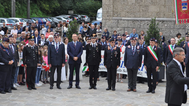La commemorazione al monumento dei caduti con il comandante provinciale dei Carabinieri, il Colonnello Biagio Storniolo e il Magnifico Rettore dell'Università degli Studi di Bergamo Remo Morzenti Pellegrini