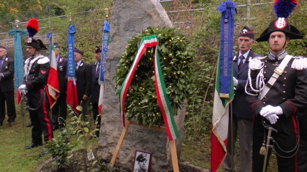 Carabinieri in alta uniforme accanto al cippo in memoria del Brigadiere