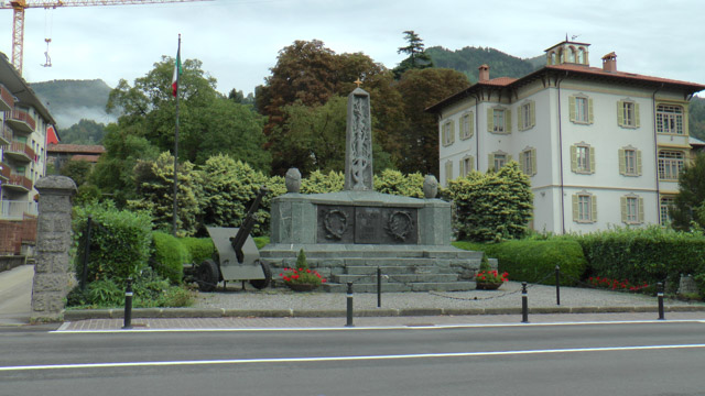 Monumento Caduti Clusone-2 - Copia
