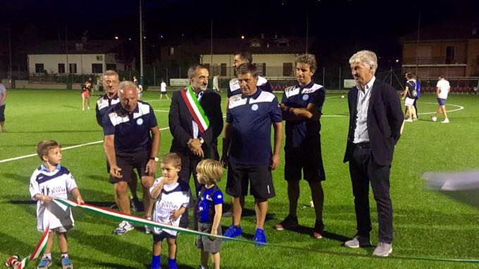 Gasperini (a destra) con il sindaco di Casnigo Giacomo Aiazzi e i dirigenti della Juvenes