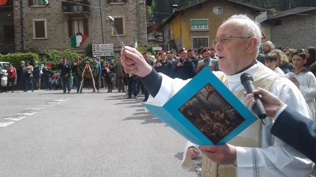 La targa è stata benedetta da don Virgilio Fenaroli