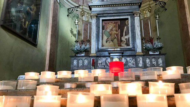 Santuario di Lantana, i lumini accesi alla Madonna