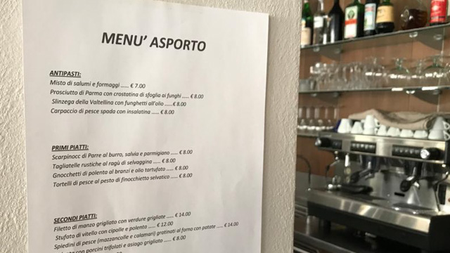 Menù d'asporto in un ristorante di Clusone