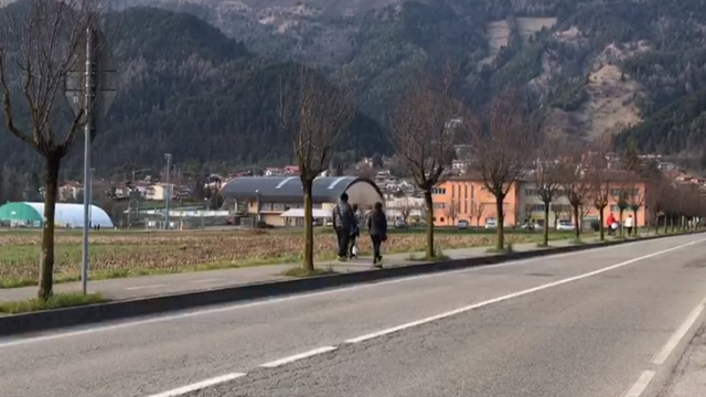 Rovetta, persone lungo la pista ciclopedonale