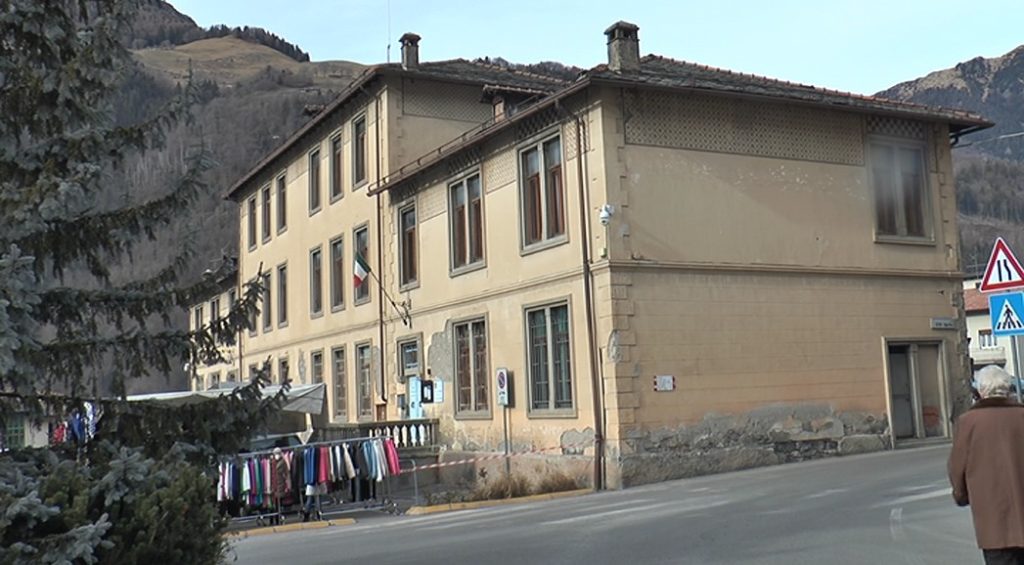 Ardesio, l'edificio delle ex scuole, sede del Museo etnografico e di alcuni uffici comunali
