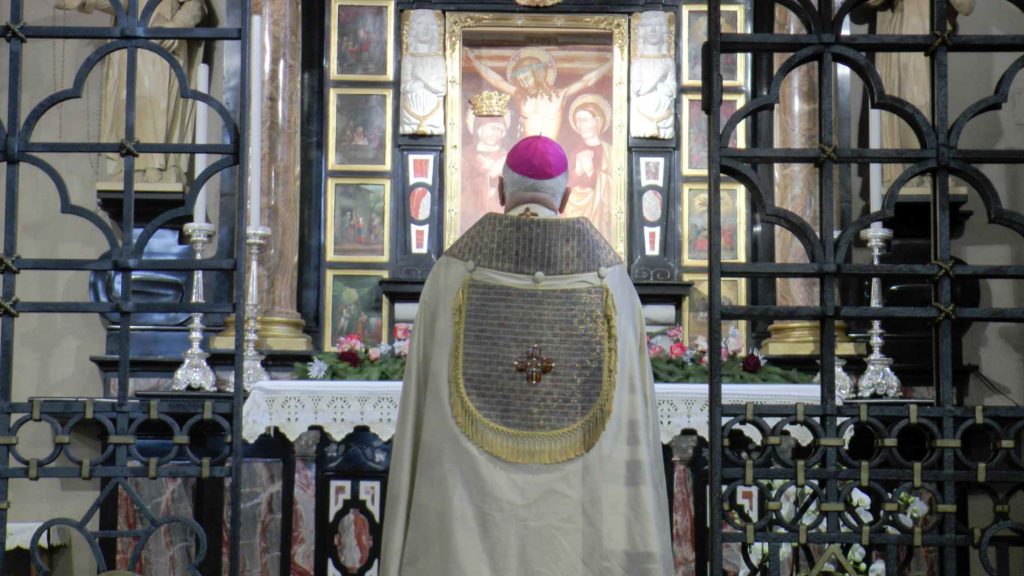 Il Vescovo di Bergamo Monsignor Francesco Beschi a Ponte Nossa davanti all'affresco della "Madonna delle lacrime"