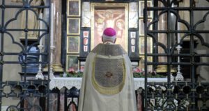 Il Vescovo di Bergamo Monsignor Francesco Beschi a Ponte Nossa davanti all'affresco della "Madonna delle lacrime"