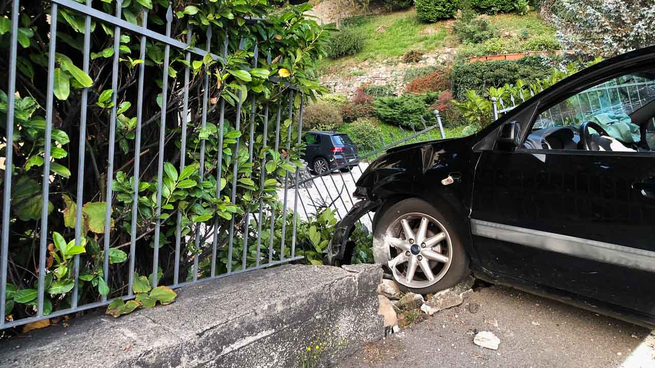 Auto esce di strada e sfonda la recinzione di una villa - MyValley.it ...