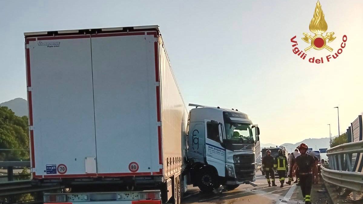 Scontro tra mezzo pesante e tre auto, Statale bloccata a Nembro ...