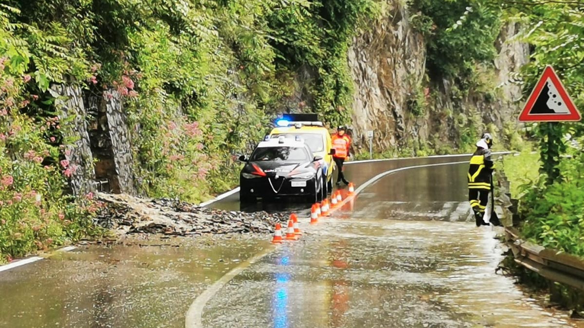 Detriti sulla carreggiata, disagi al traffico sulla Statale